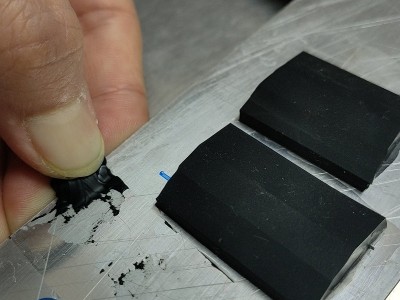 金屬與橡膠用什么膠水？聚力快干膠解決轉(zhuǎn)運設(shè)備粘接難題